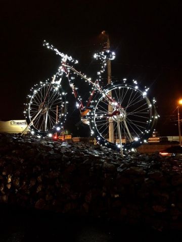 Новогодними гирляндами украсили гигантский велосипед в Ставрополе Новогодними гирляндами украсили гигантский велосипед в Ставрополе