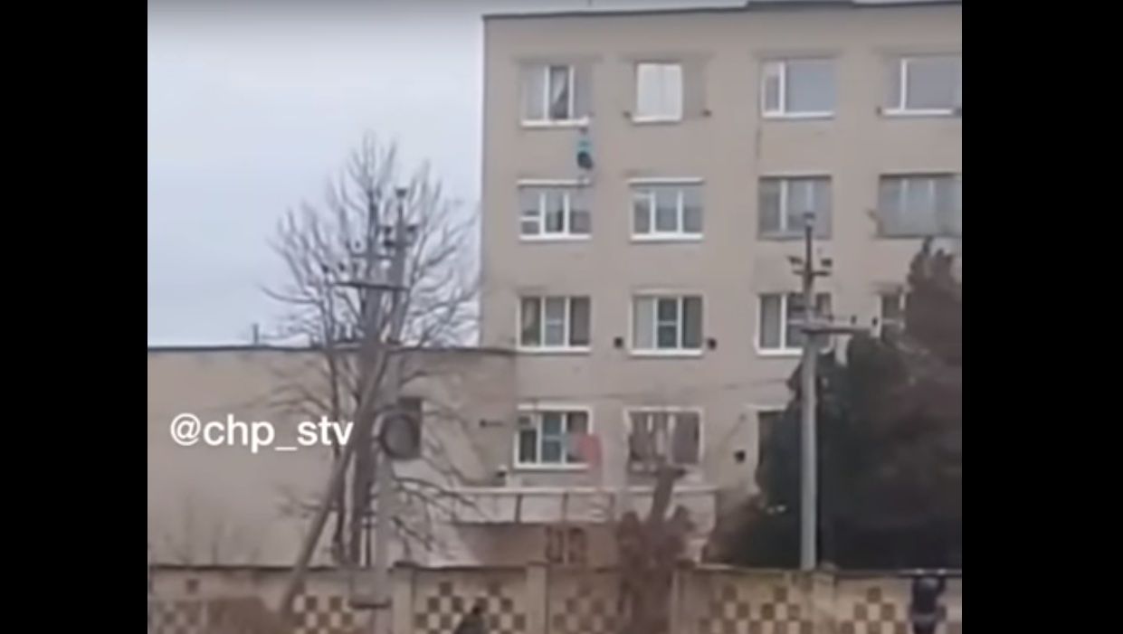 На Ставрополье женщина выпала из окна 5 этажа На Ставрополье женщина выпала из окна 5 этажа