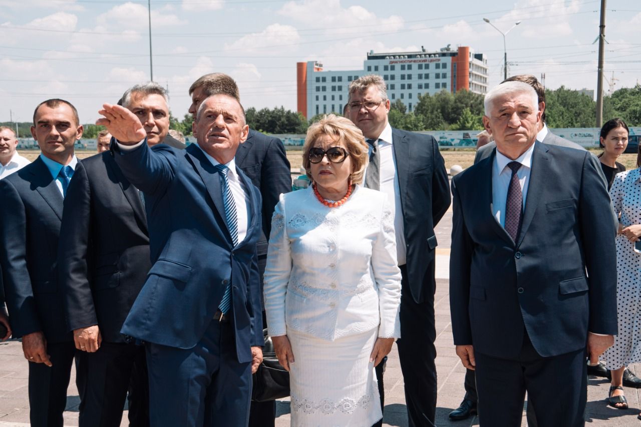 Валентина Матвиенко осмотрела площадь Святого князя Владимира и ЖК «Российский» Валентина Матвиенко осмотрела площадь Святого князя Владимира и ЖК «Российский»