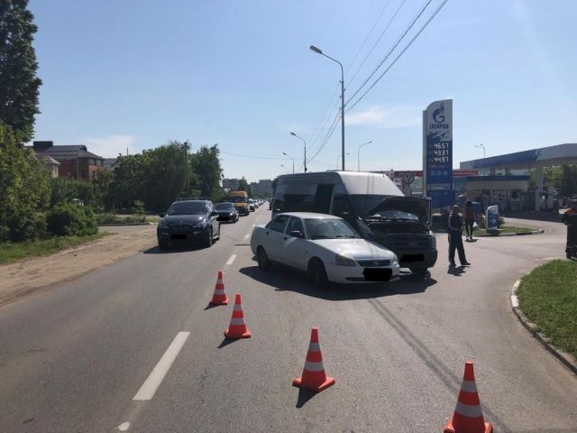 В Ставрополе легковушка врезалась в пассажирскую маршрутку, есть пострадавшие В Ставрополе легковушка врезалась в пассажирскую маршрутку, есть пострадавшие