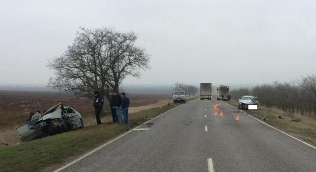 В Ставропольском крае столкнулись две легковушки, двое погибли В Ставропольском крае столкнулись две легковушки, двое погибли