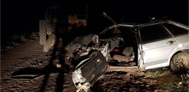 В Арзгирском районе водитель легкового авто врезался в стоящий на дороге трактор В Арзгирском районе водитель легкового авто врезался в стоящий на дороге трактор