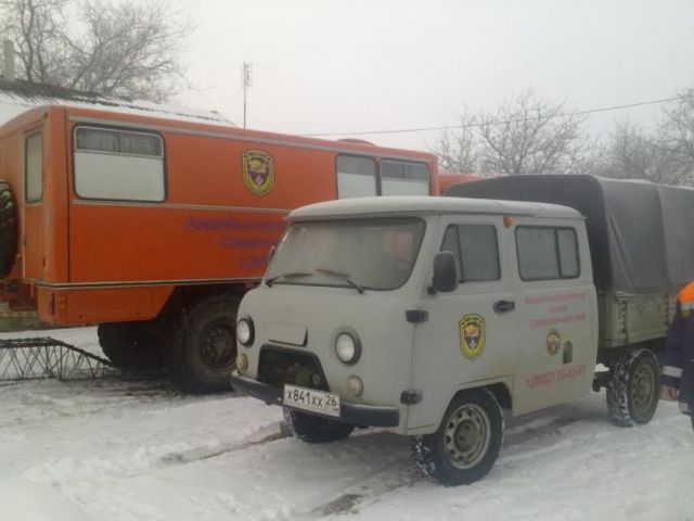 Ставропольские спасатели транспортируют из заносов автомобилистов Ставропольские спасатели транспортируют из заносов автомобилистов