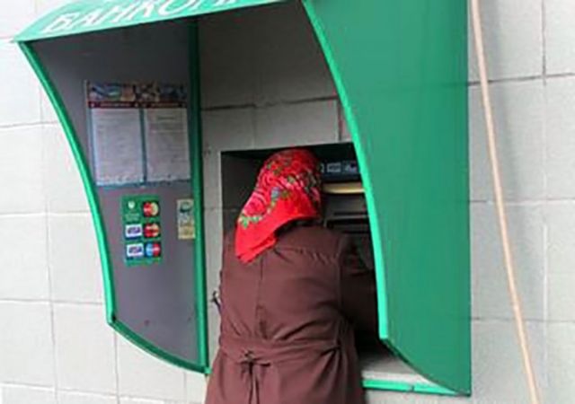В Ставрополе пенсионерка совершила более сотни операций на банкомате, чтобы отправить мошенникам деньги В Ставрополе пенсионерка совершила более сотни операций на банкомате, чтобы отправить мошенникам деньги