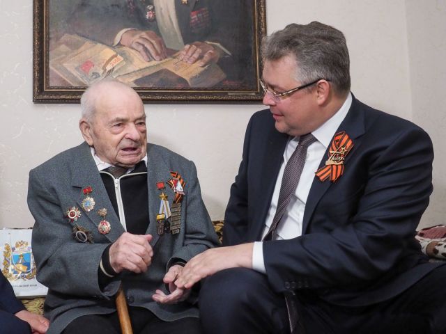 У дома героя Андрея Титенко в Изобильном прошёл торжественный парад в его честь У дома героя Андрея Титенко в Изобильном прошёл торжественный парад в его честь