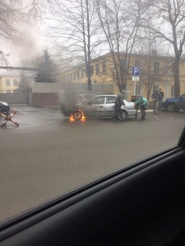 В Ставрополе на улице Советской загорелась иномарка В Ставрополе на улице Советской загорелась иномарка