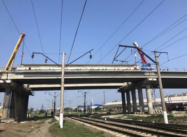 В Невинномысске поставили последнюю часть конструкции нового путепровода В Невинномысске поставили последнюю часть конструкции нового путепровода