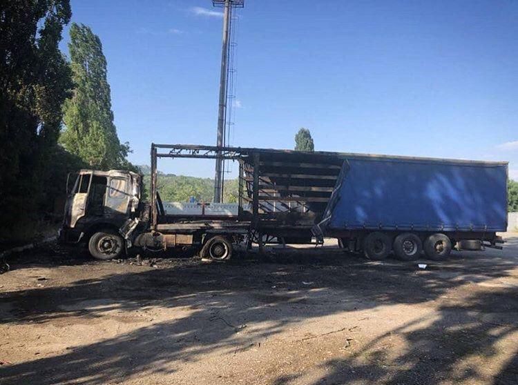 В Пятигорске взорвалась и сгорела фура, водитель ранен В Пятигорске взорвалась и сгорела фура, водитель ранен