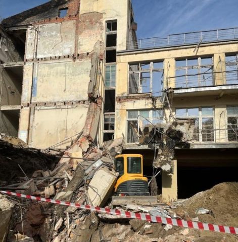 При обрушении стены санатория в Кисловодске погиб человек При обрушении стены санатория в Кисловодске погиб человек