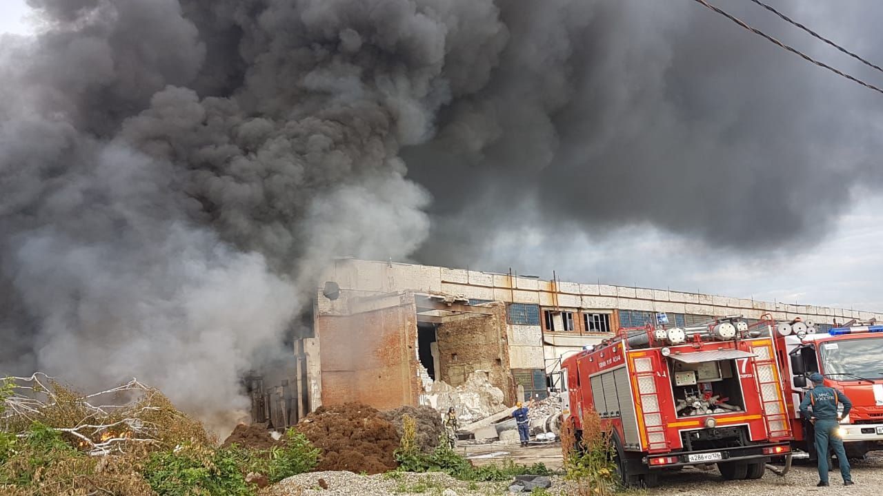 В Северо-западном районе Ставрополя ликвидируется пожар в складском здании