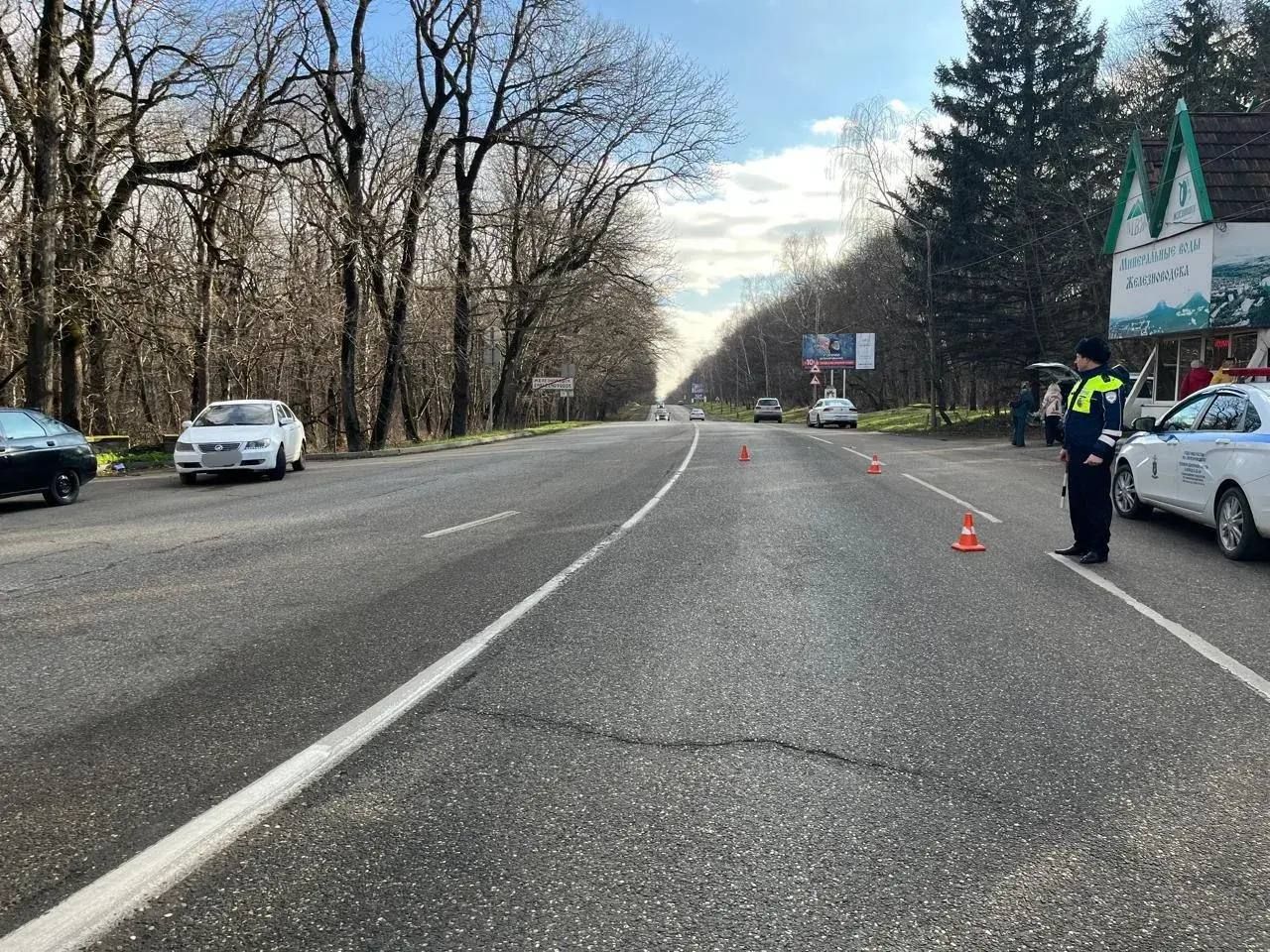 Пенсионер попал в больницу после наезда автомобиля в Железноводске
