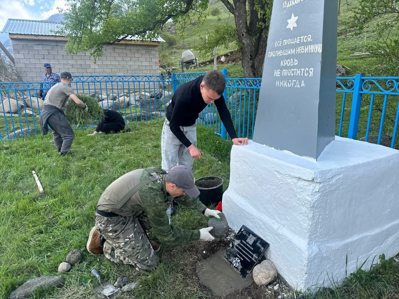 Волонтёры Ставрополья установили памятную плиту 54 детям, убитым нацистами в Теберде