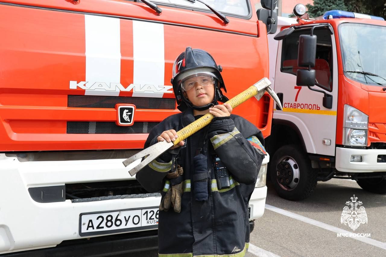Юного ставропольца, угостившего огнеборцев водой во время пожара, поблагодарили в МЧС
