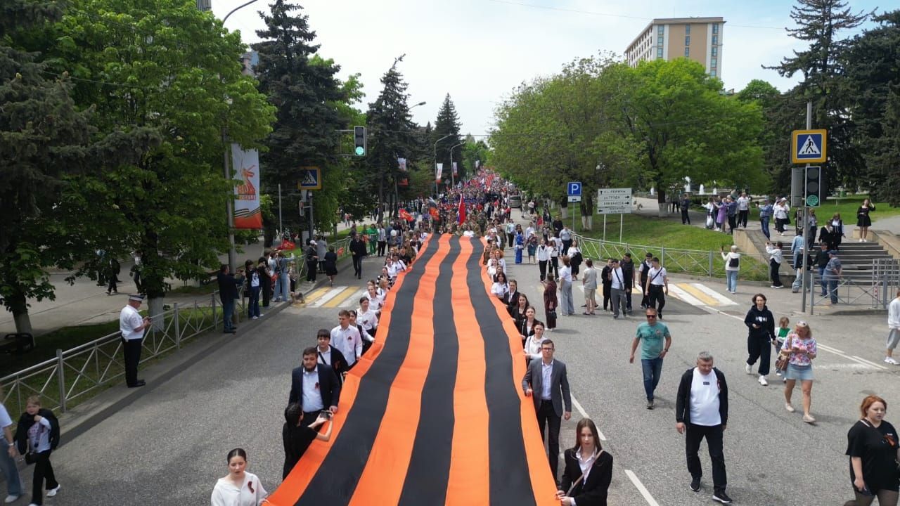 Восьмидесятиметровая Георгиевская лента стала символом шествия в Железноводске