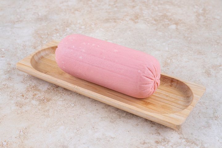 Колбасу с запрещённым «мясным клеем» обнаружили в сетевом магазине на Ставрополье