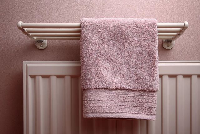 Повесил мокрое полотенце на батарею: через час в квартире +3 градуса теплее — физика работает безотказно