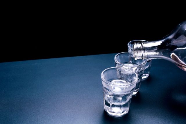 Несколько туристов погибли от отравления домашней чачей в Сочи