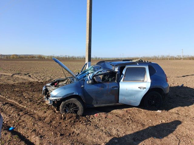 Иномарка вылетела с трассы на Ставрополье