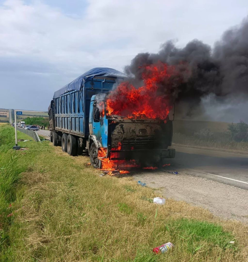 Грузовик с отрубями загорелся на трассе в Ставропольском крае