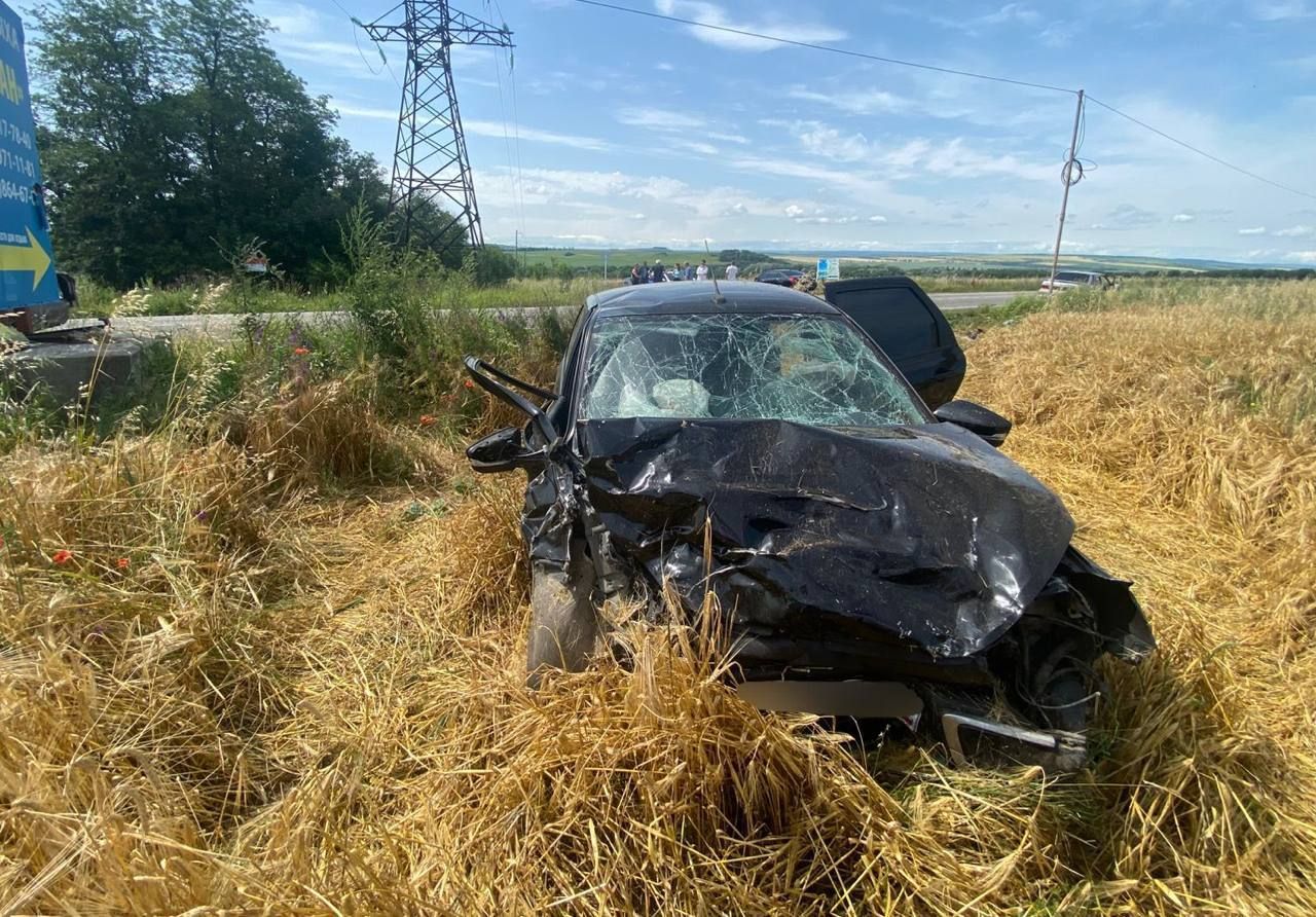 Три человека пострадали в результате столкновения двух «Грант» на ставропольской трассе