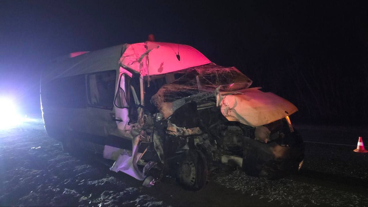 Микроавтобус врезался в грузовик на Ставрополье