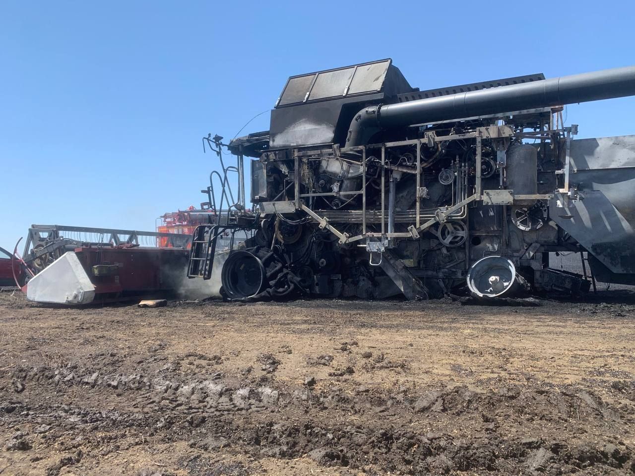 Загоревшийся комбайн выжег 60 гектаров пшеничного поля на Ставрополье