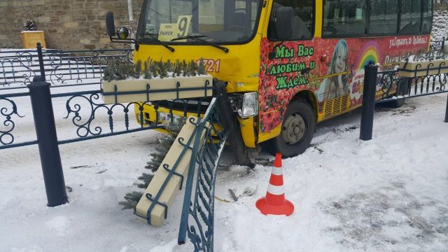 В Кисловодске автобус врезался в пешеходное ограждение В Кисловодске автобус врезался в пешеходное ограждение