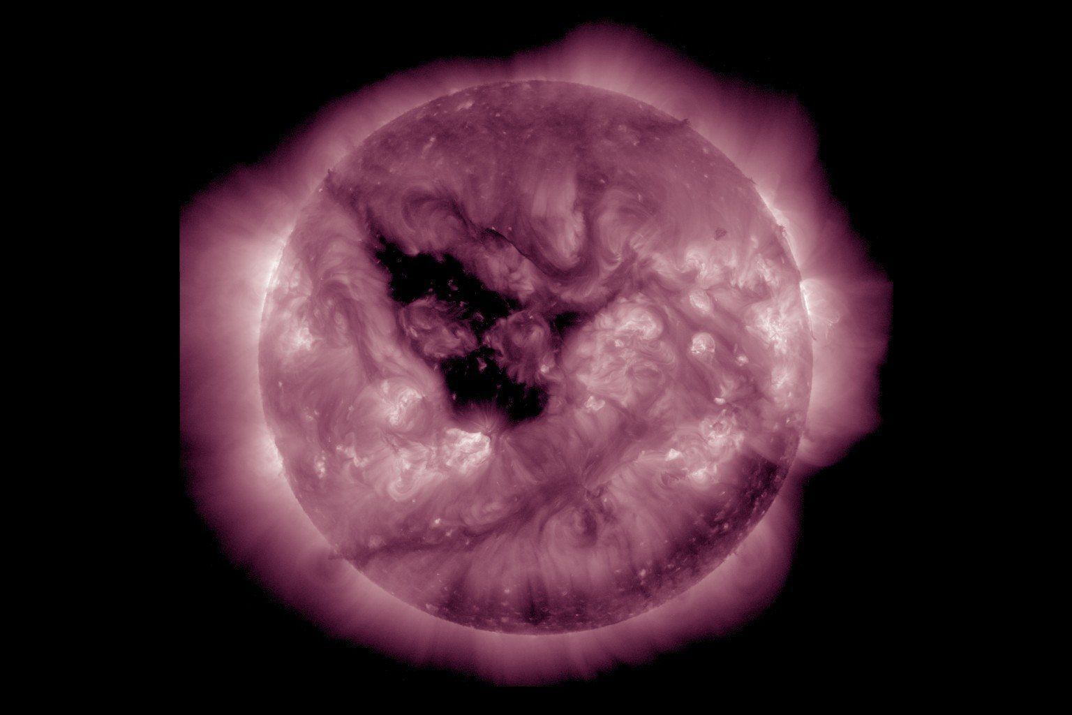 Крупная корональная дыра формируется в центре видимого солнечного диска