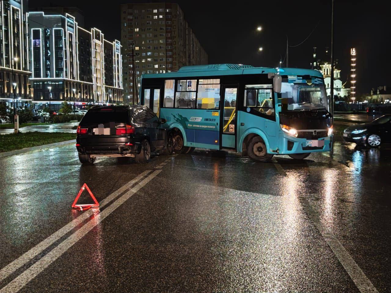 В Ставрополе кроссовер врезался в автобус