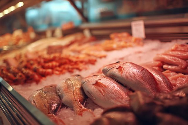 Магазины скрывают: лучшие часы для покупки свежего мяса и рыбы