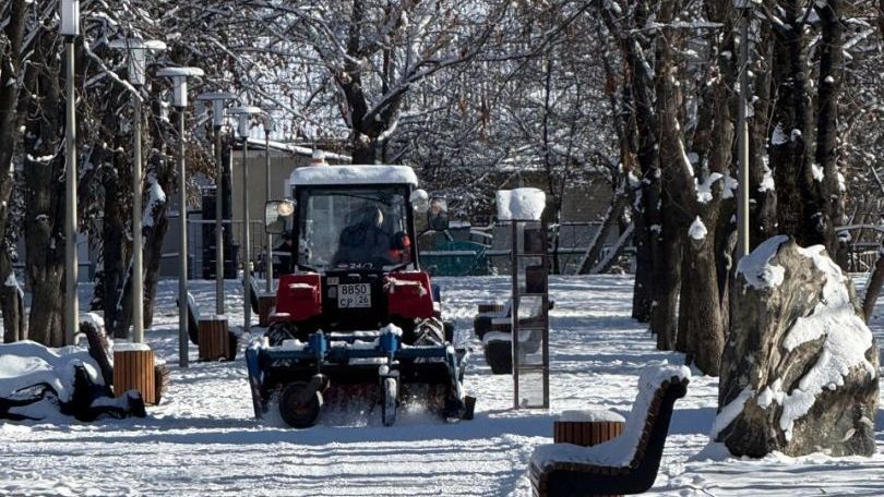 Благодаря новой спецтехнике в Предгорье оперативно обработали 43 проблемных участка от гололеда