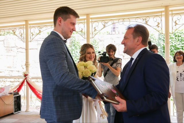 В Ставрополе открыли летний свадебный сезон В Ставрополе открыли летний свадебный сезон
