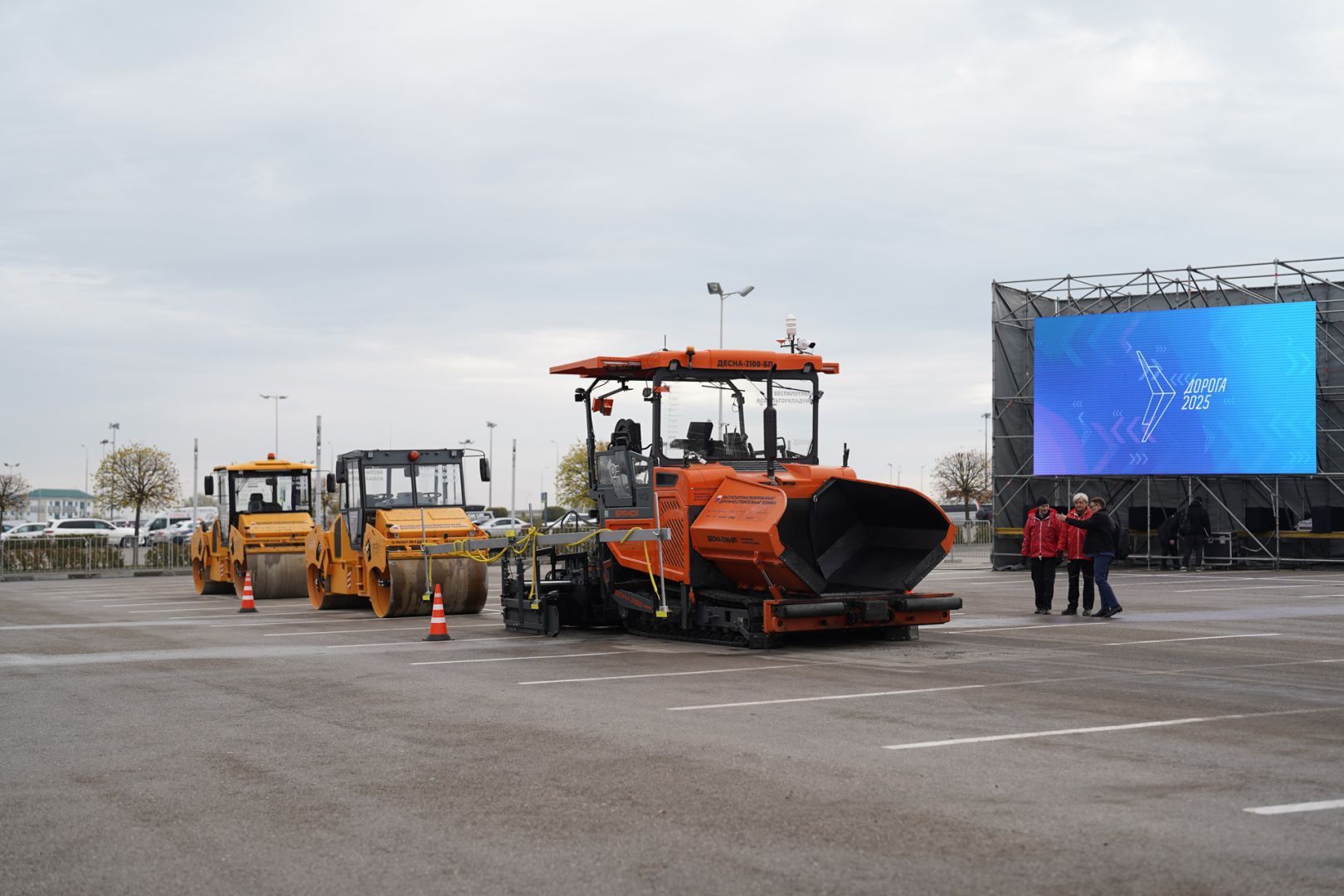 Укладка асфальта с помощью беспилотных технологий и ИИ: новые технологии представили на выставке «Дорога-2025» на Ставрополье