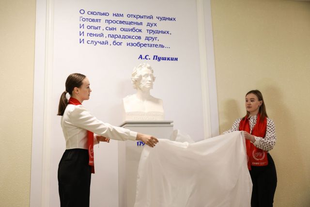 Бюст Александра Пушкина установили в СКФУ Бюст Александра Пушкина установили в СКФУ