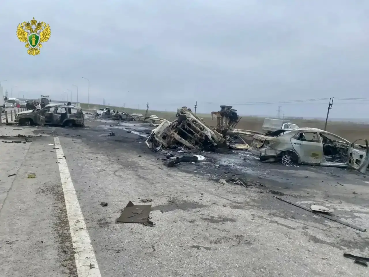 Три человека погибли при столкновении бензовоза с четырьмя автомобилями в Ростовской области