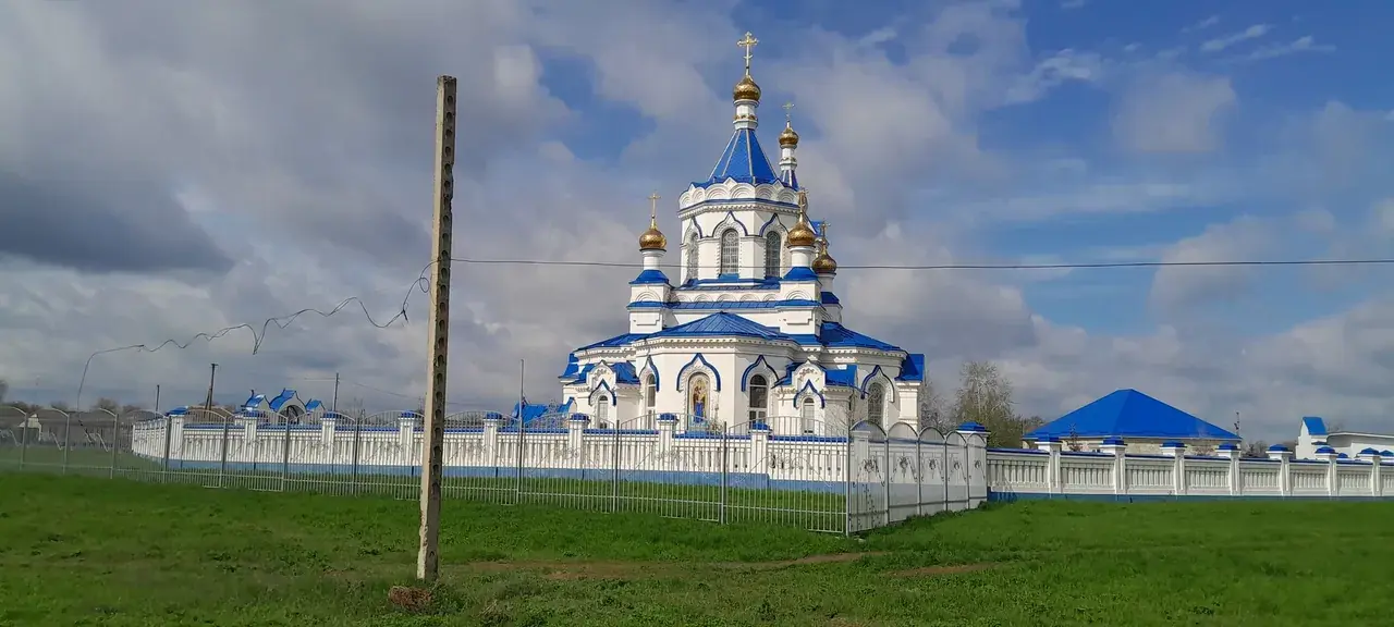В Благодарненском округе благоустроили территорию у храма Николая Чудотворца