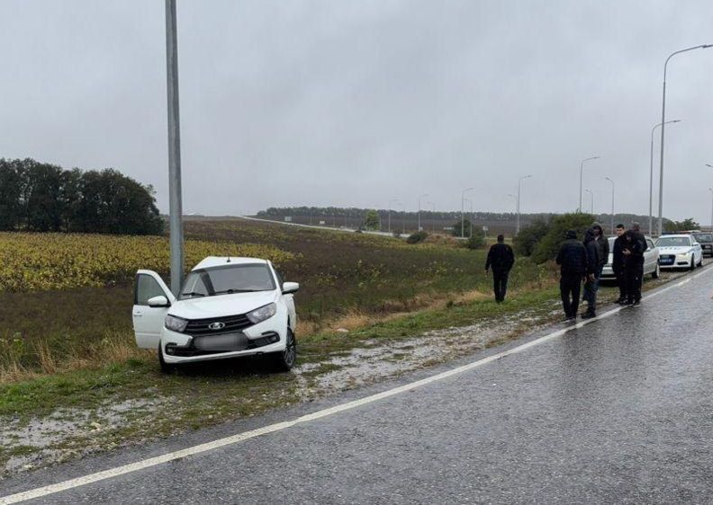 На КМВ водитель «Лады» погиб из-за столкновения с опорой ЛЭП