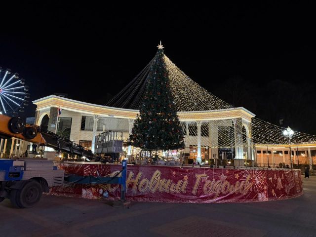 Новогоднюю елку установили в Кисловодске