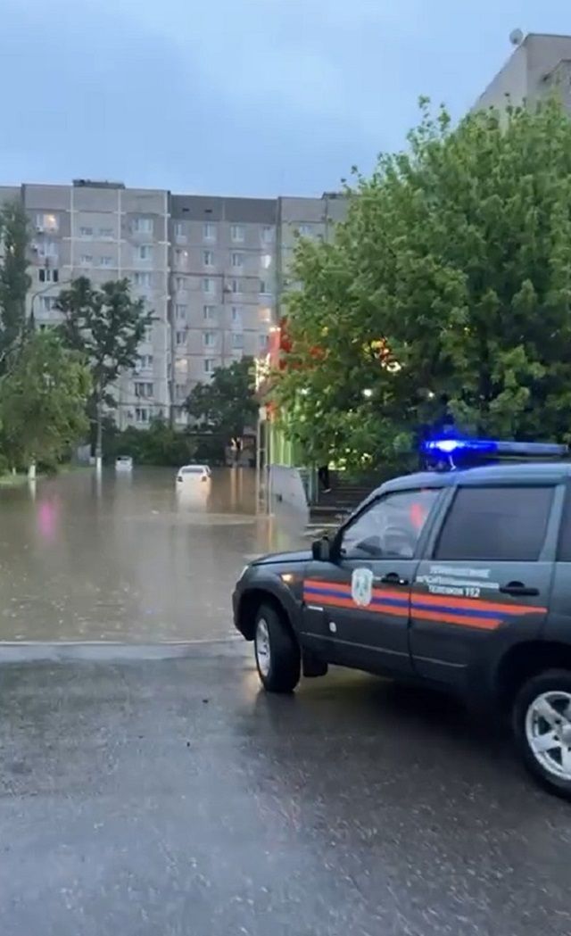 В Невинномысске откачивают воду с затопленных улиц после проливных дождей