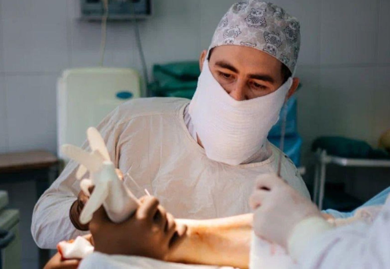 В Пятигорске хирурги спасли женщине практически оторванный палец