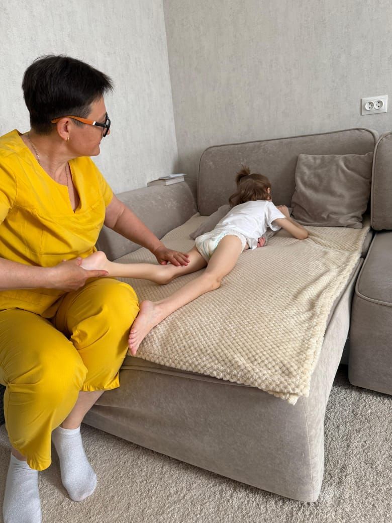 Ставропольские специалисты проводят массаж для детей с особыми потребностями