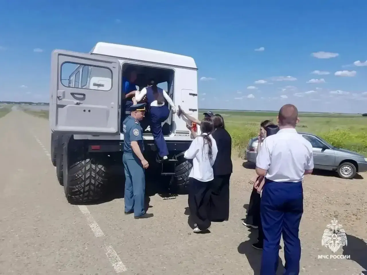 Ставропольские спасатели отвезли школьников на ЕГЭ на болотоходе