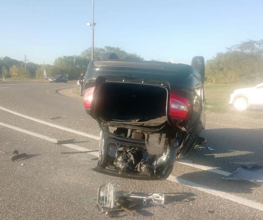 Легковушка перевернулась в ДТП на Ставрополье