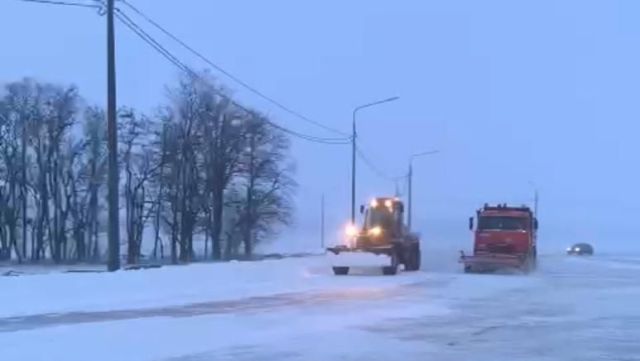 Региональные дороги Ставрополья очищают 420 снегоуборочных машин