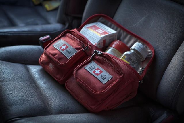 Инспектор ГАИ требует показать аптечку прямо на дороге: имеет ли право и вот что ответить по закону