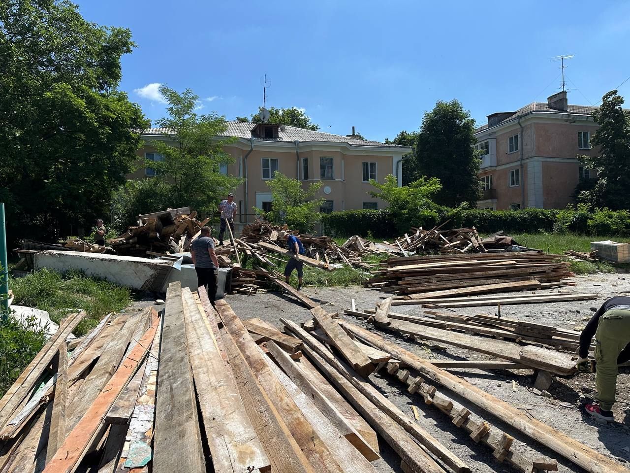 В Лермонтове волонтёры готовят стройматериалы для бойцов СВО