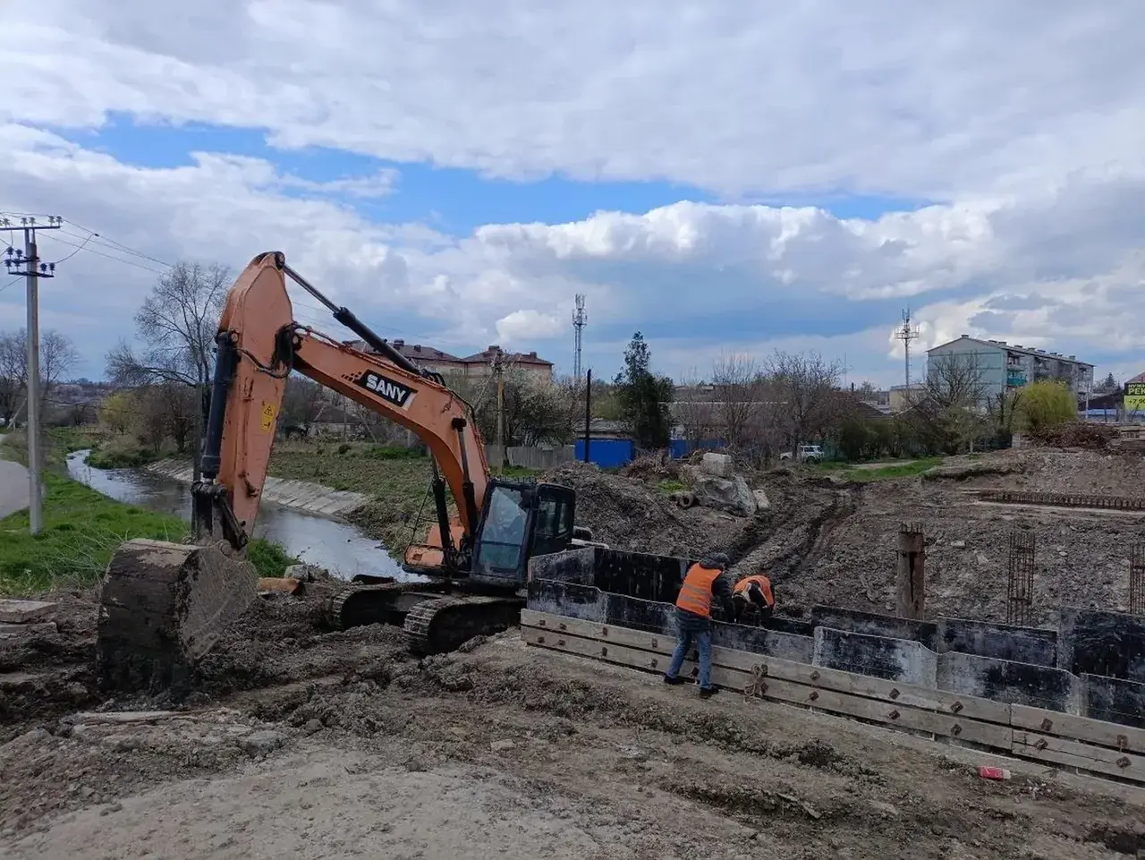 Русло реки временно изменили для ремонта моста в Ставропольском крае