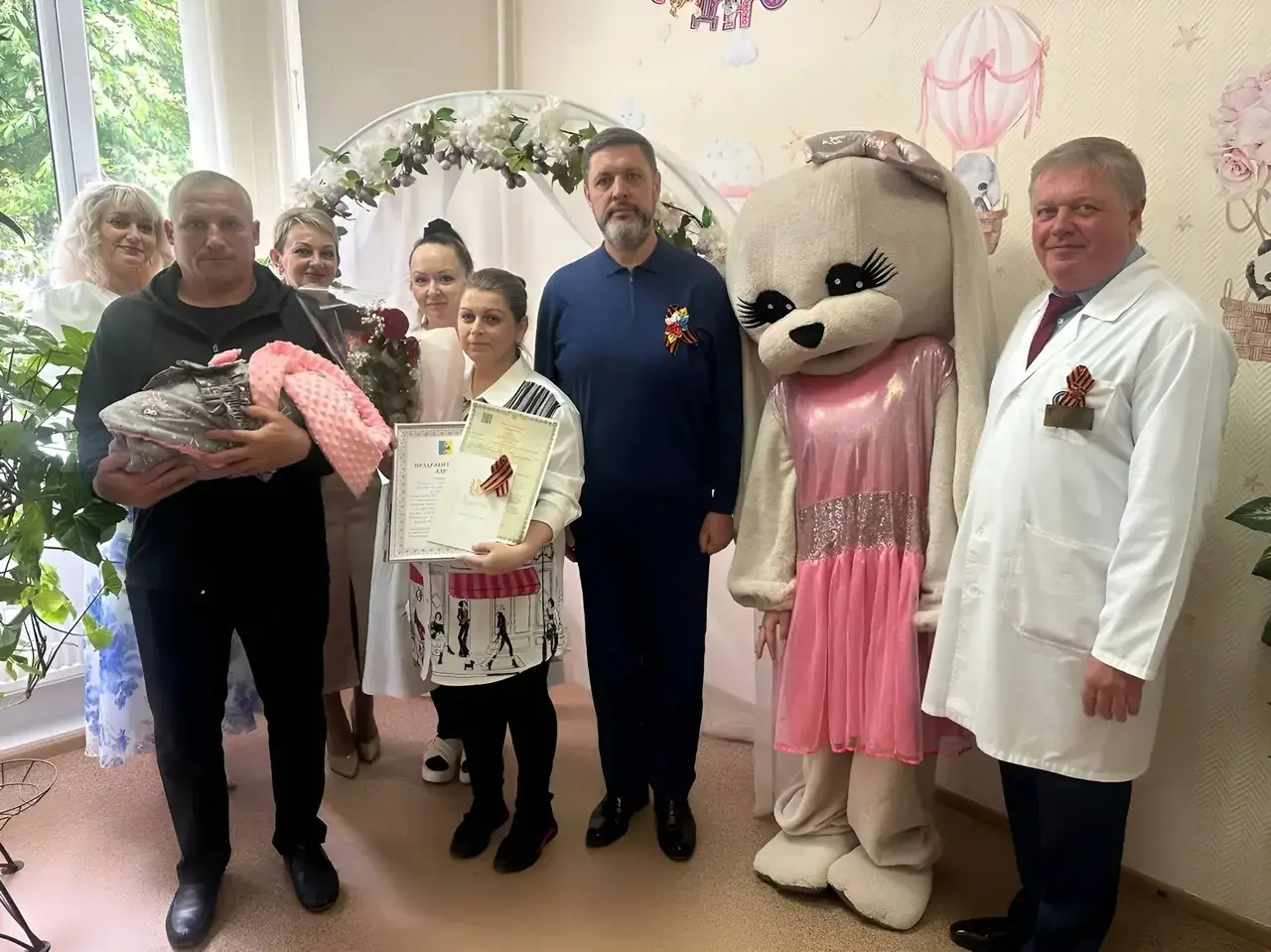 Молодым родителям в Кировском округе начали выдавать подарочные наборы