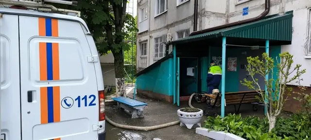 Почти 200 коммунальщиков устраняют последствия сильного дождя и ветра в Ставрополе