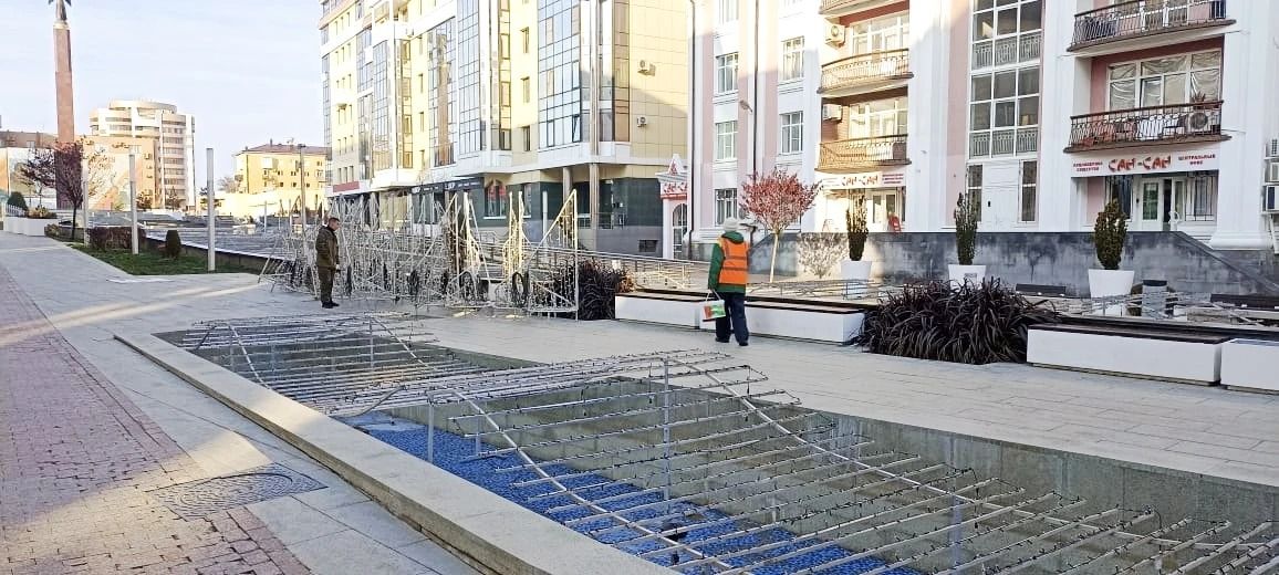 В Ставрополе приступили к монтажу зимних инсталляций на городских фонтанах